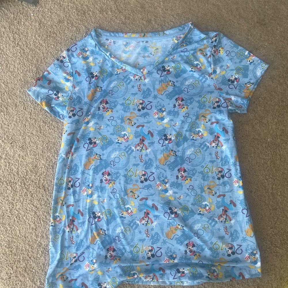 Disney Parks Women's Large Short Sleeve V-Neck 2019 Mickey & Friends T Shirt.